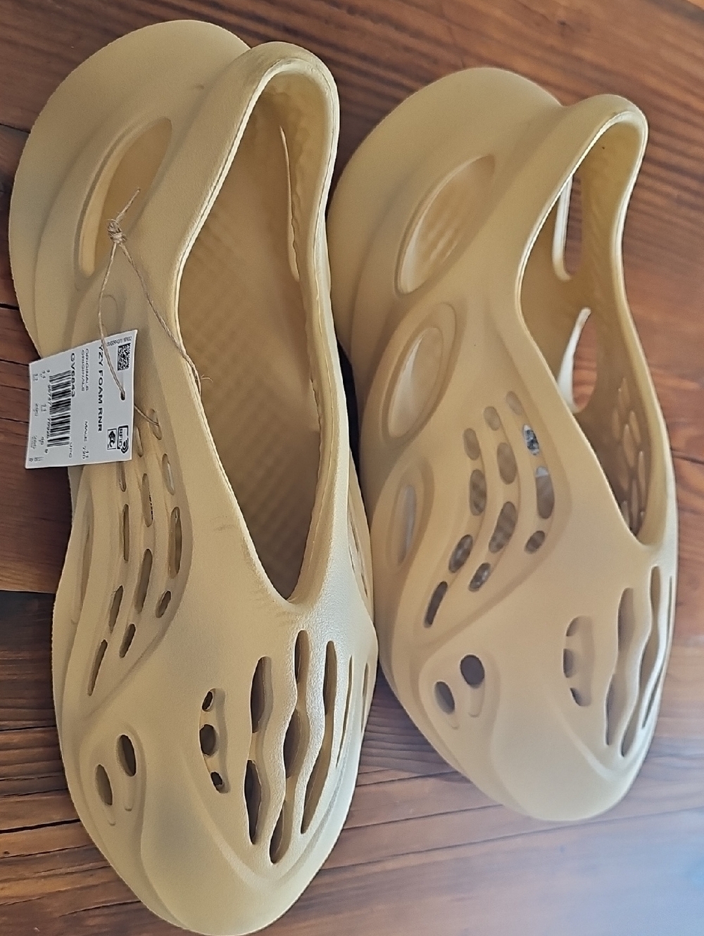 Mens’s Slip-On Foam Clog in Beige